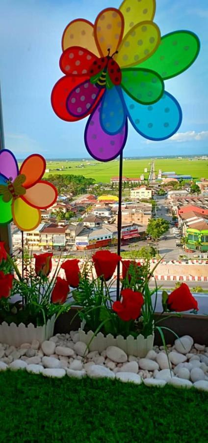 Windmill Sunrise Paddyview Homestay Sekinchan Bagian luar foto